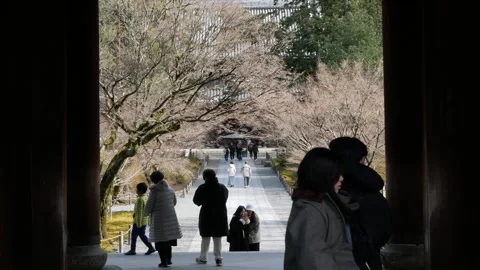 Pathway through main ancient wooden gate of Nanzenji Temple to main hall in.. Stock-Footage 281834136
