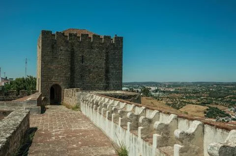 Pathway on top of stone wall with tower at the Castle of Elvas Foto stock