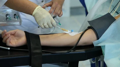 Patient connected to an artificial lung ventilation unit. Video stock 129289746