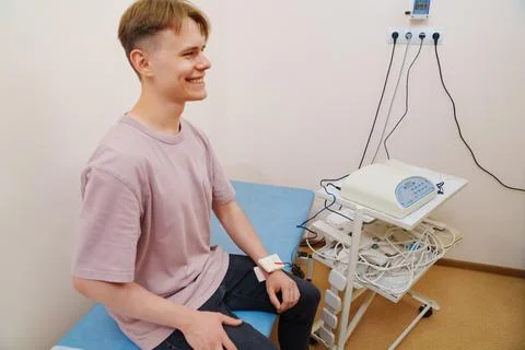 Patient with ETER is an electrotherapy, electrical stimulation. Foto stock