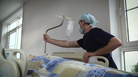 Patient on stretcher pushed at speed through a hospital corridor by doctors Vídeos de archivo 58257481