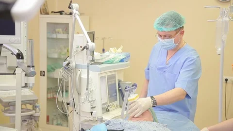 Patient under anesthesia. operating table. oxygen mask on the patient's face Vídeo Stock 125471143