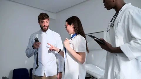 Patient undergoing lung function test Stock Footage 129523934