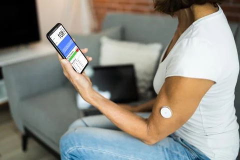 Patient Using Continuous Glucose Sugar Test Foto stock