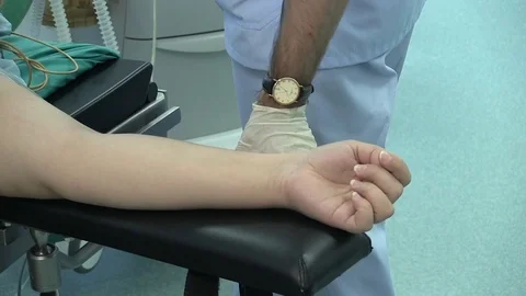 Patient's hand. patient on the operating table. under anesthesia. surgical Vídeos de archivo 125817920
