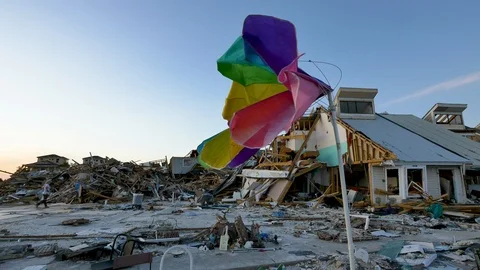 Patio Umbrella turned inside out in front of a destroyed home from Florida Vidéo 115508513