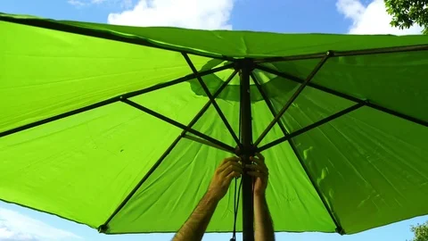 Patio yard umbrella outside Vidéo 77381637