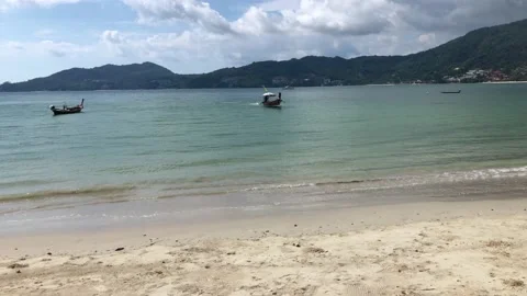 Patong Beach During Covid Lockdown. Longtail boats Vídeo Stock 181661755