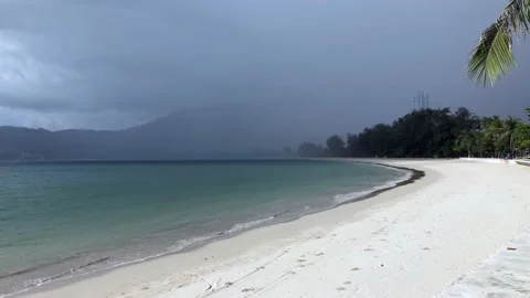 Patong Beach Empty During Covid Lockdown. Heavy Rain Moving In. Vídeo Stock 181656531
