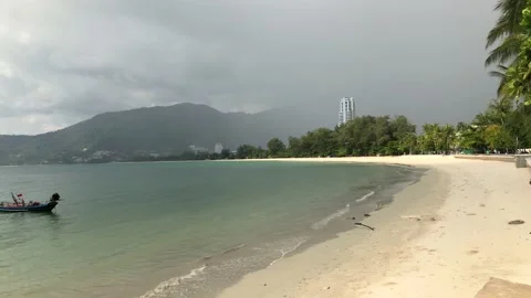 Patong Beach Empty During Covid Lockdown. Heavy Rain Approaching. Vídeo Stock 181659315
