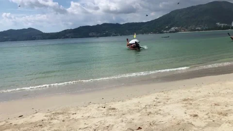 Patong Beach, Phuket. Long Tail Boat Reversing. Mountains View Vídeo Stock 181661763