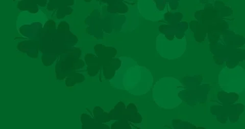 Patrick Day background with falling shamrock leaf pattern. For festive pub pa Illustrazione stock