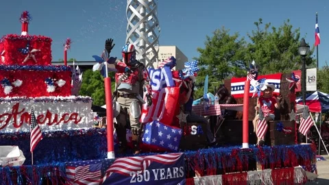 Patriotic parade float with costumed character and waving participants Video stock 340940909
