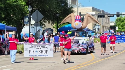 Patriotic parade float with large eagle and marching participants 動画素材 340941689