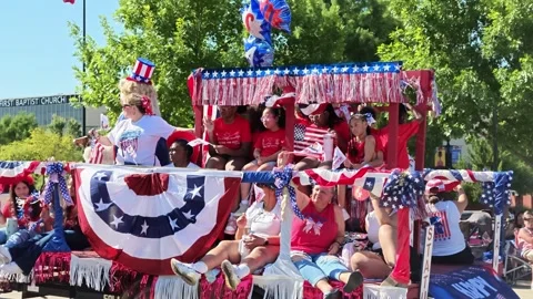 Patriotic parade float with people waving flags 스톡 동영상 340941663