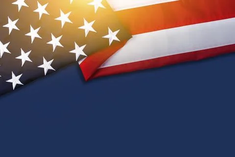 Patriotic US flag flat lay background on blue with copyspace Illustrazione stock