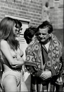 Patsy Godell And Gillian Sweeting In Sogat Secretaries In Bikinis Meet Tuc Chief Stock Photos