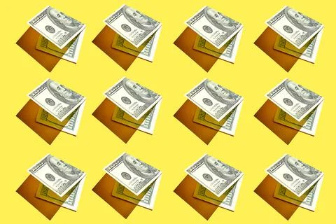 A pattern of 100 American dollar bills on a yellow background with hard light Stock-Fotos