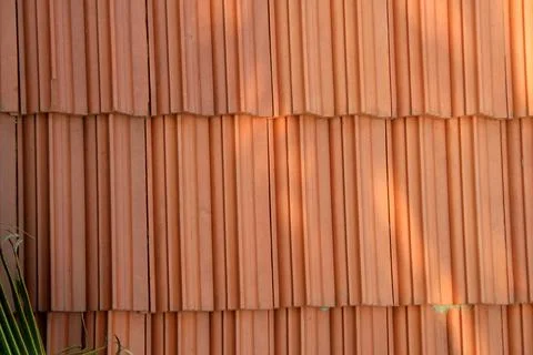 Pattern and texture of brownish-red roofing tiles Foto stock