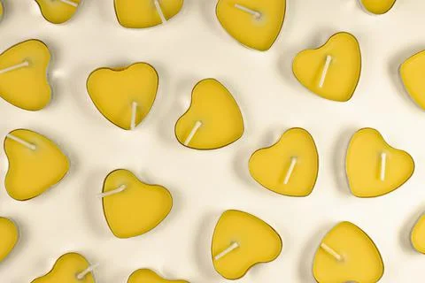 Pattern of aromatic candles in the form of a heart on a pastel background, to Foto stock