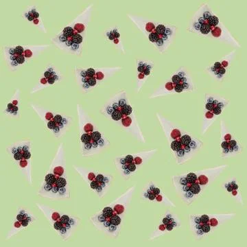 Pattern of blue cheesecakes with berries Foto stock