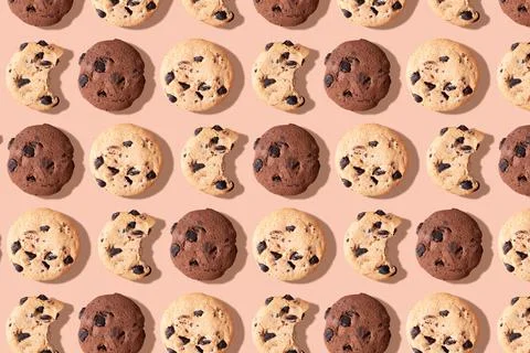 Pattern of chocolate chip cookies on a light brown background Foto stock