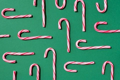 Pattern of Christmas candy cane on green background. Top view. Flat lay Foto stock