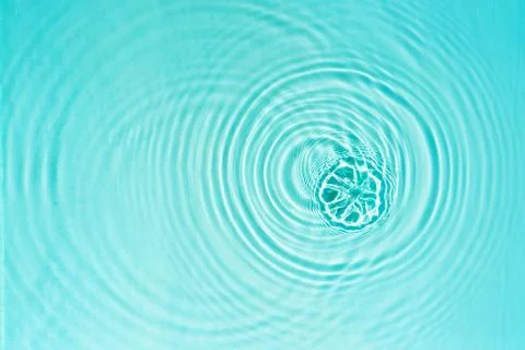 Pattern of circles on clear water from drops 스톡 사진