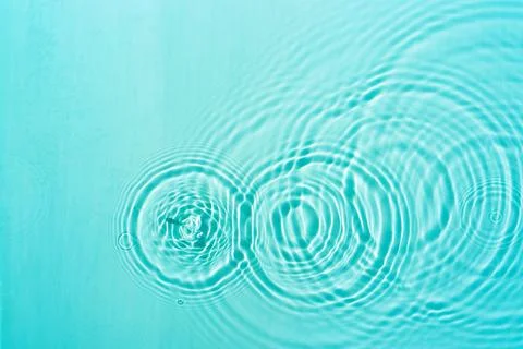 Pattern of circles on clear water from drops Foto stock