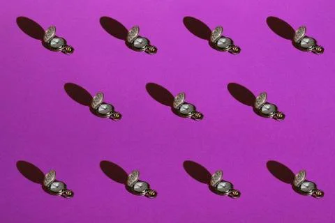 Pattern of clocks on purple background. Top view. Foto stock