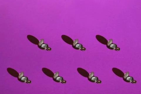Pattern of clocks on purple background. Top view. Foto stock
