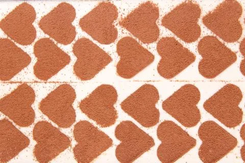 Pattern of cocoa powder deposited in the form of hearts on the surface of the 스톡 사진