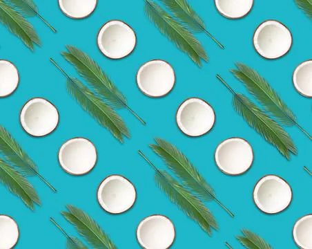 Pattern of coconut halves and palm leaves on blue background Foto stock