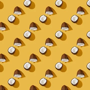 A pattern of coconuts on a bright yellow background. 库存照片
