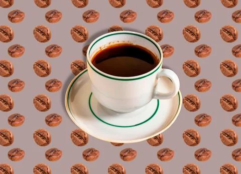 A pattern with coffee beans on the background and a mug with black coffee in  Foto stock
