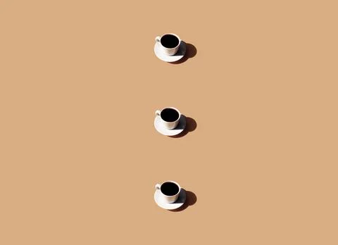 Pattern of coffee cup and plate, shadow of sun on beige terracotta background Foto stock