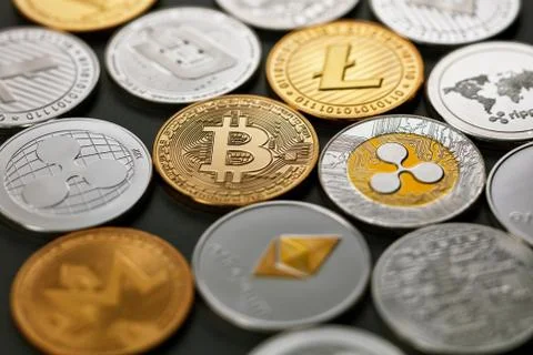 Pattern of coins LTC, ETH, BTC, XMR, XRP on a dark background. Business concept. Foto stock