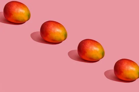 Pattern composition of a sweet tasty mango lying next to a pink background... Foto stock