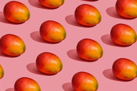 Pattern composition of a sweet tasty mango lying next to a pink background... Foto stock