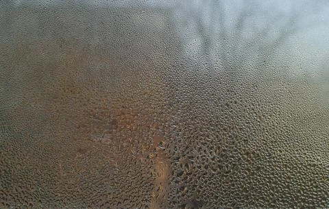 Pattern of condensation forms on a chilled glass surface, with water drople.. Foto stock