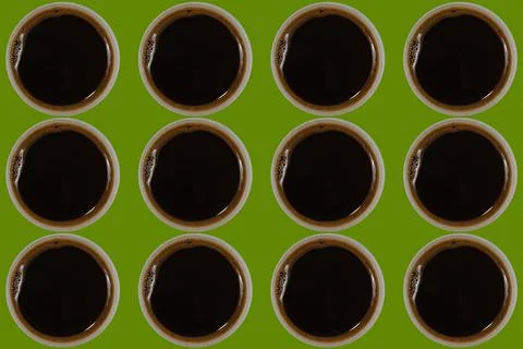 Pattern with cups of black espresso coffee on green Foto stock