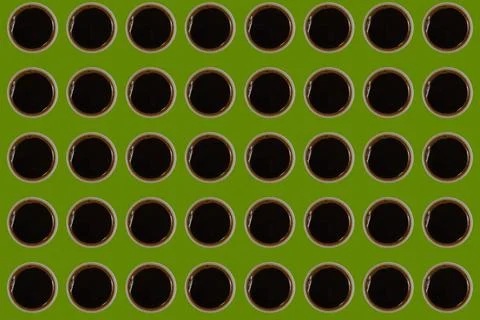 Pattern with cups of black espresso coffee on green background Foto stock