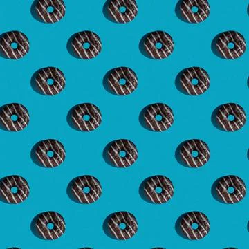 A pattern of delicious doughnuts on a blue background. Top view. Flat layer. 库存照片