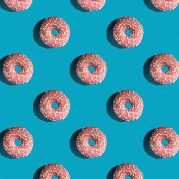 A pattern of delicious doughnuts on a blue background. Top view. Flat layer. 库存照片