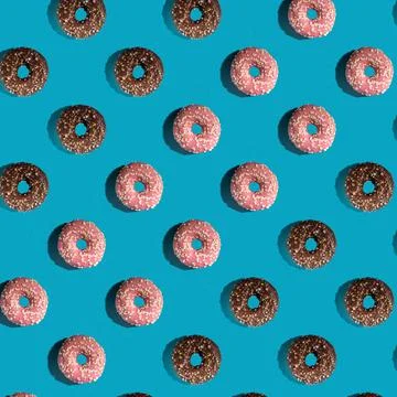 A pattern of delicious doughnuts on a blue background. Top view. Flat layer. 库存照片