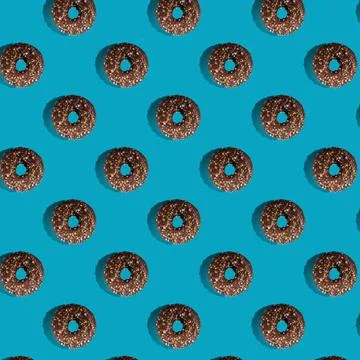 A pattern of delicious doughnuts on a blue background. Top view. Flat layer. 库存照片
