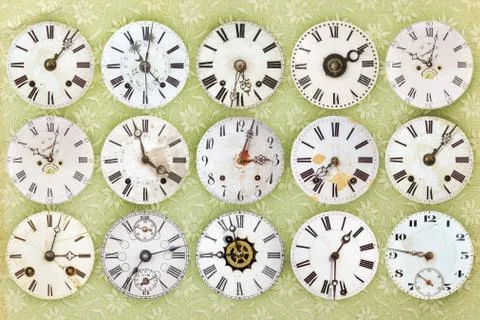 Pattern of different antique weathered clocks Foto stock