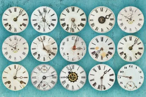 Pattern of different antique weathered clocks Foto stock