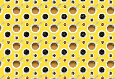 A pattern with different coffee mugs on a yellow background. Top view. 库存照片