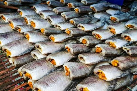 Pattern of dried salted damselfish on threshing bamboo basket, its favorite f Foto stock